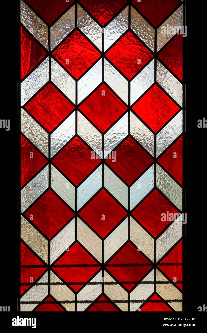 Tür mit roten geometrischen Buntglaselementen Stockfoto