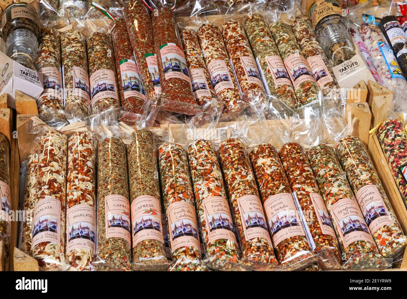 Gewürze zum Verkauf an der Essensbude am Rialto Markt in Venedig, Italien Stockfoto