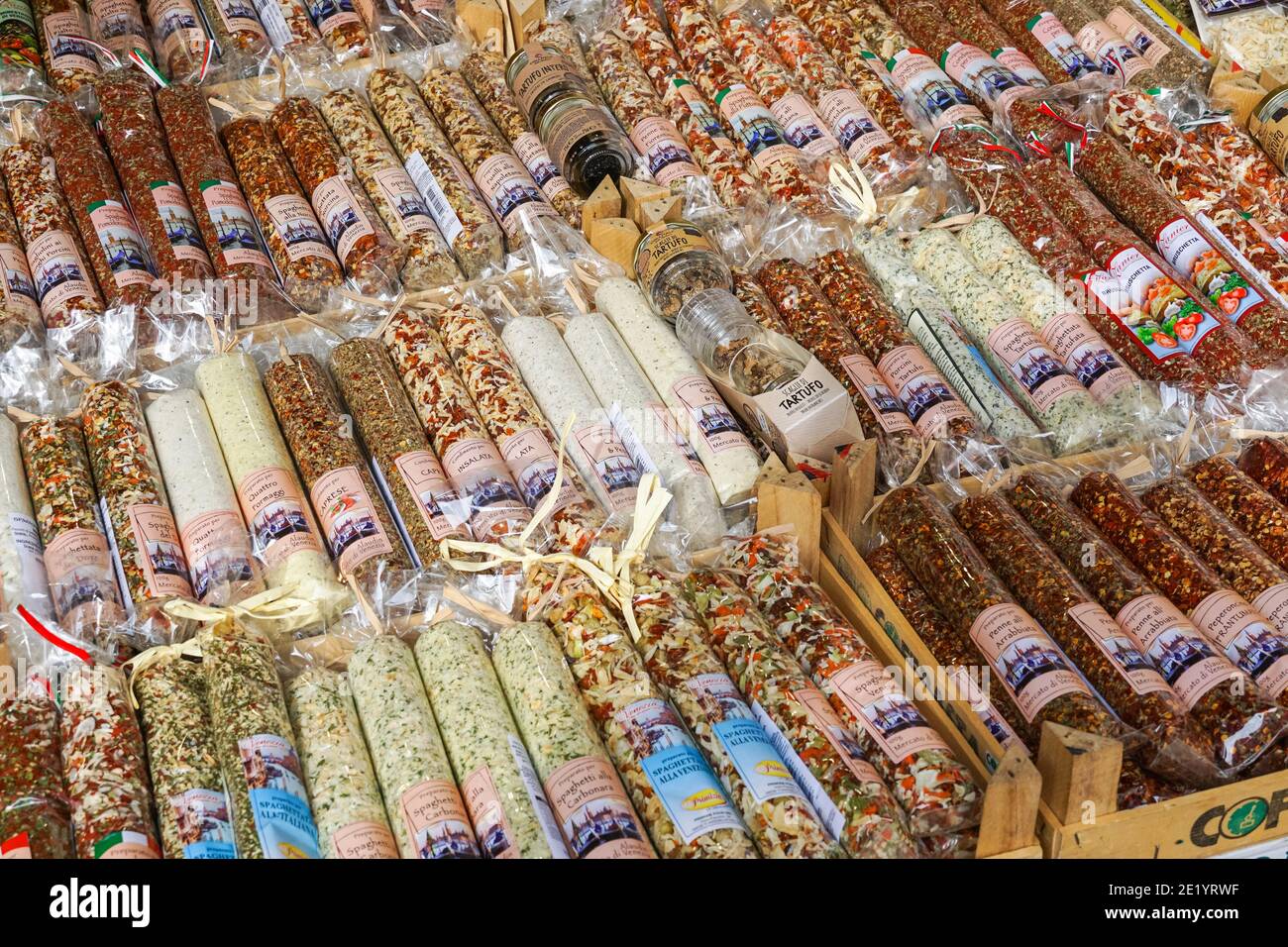 Gewürze zum Verkauf an der Essensbude am Rialto Markt in Venedig, Italien Stockfoto