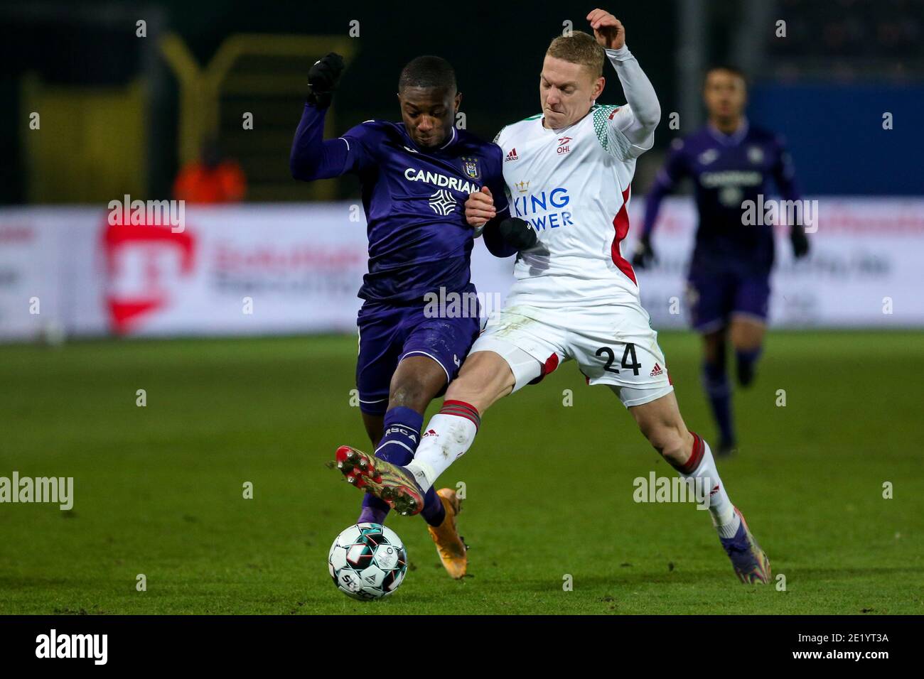 LEUVEN, BELGIEN - JANUAR 10: L-R: Francis Amuzu von Anderlecht, Casper De Norre von OH Leuven während des Pro League-Spiels zwischen OH Leuven und RSC Anderlecht am 10. Januar 2021 in Stayen in Leuven, Belgien (Foto von Perry van de Leuvert/BSR AgencyOrange PicturesAlamy Live News) Stockfoto