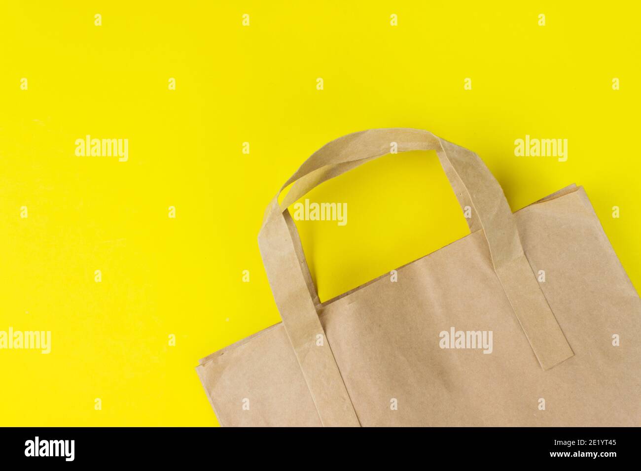 Einkaufstasche mit Griffen, Poster, Banner für Werbung und Branding. Braune Farbe Kraftpapier Geschenktasche mit Griff für einfache Tragen Stockfoto