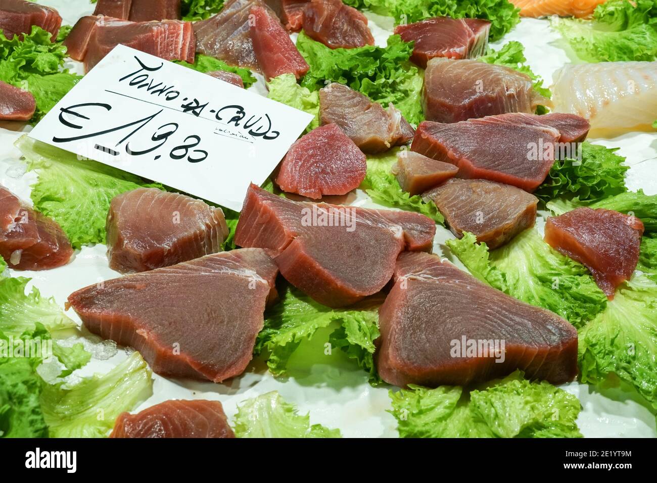 Frische Thunfisch-Steaks zum Verkauf auf dem Rialto Fish Market, Mercato di Rialto in Venedig, Italien Stockfoto