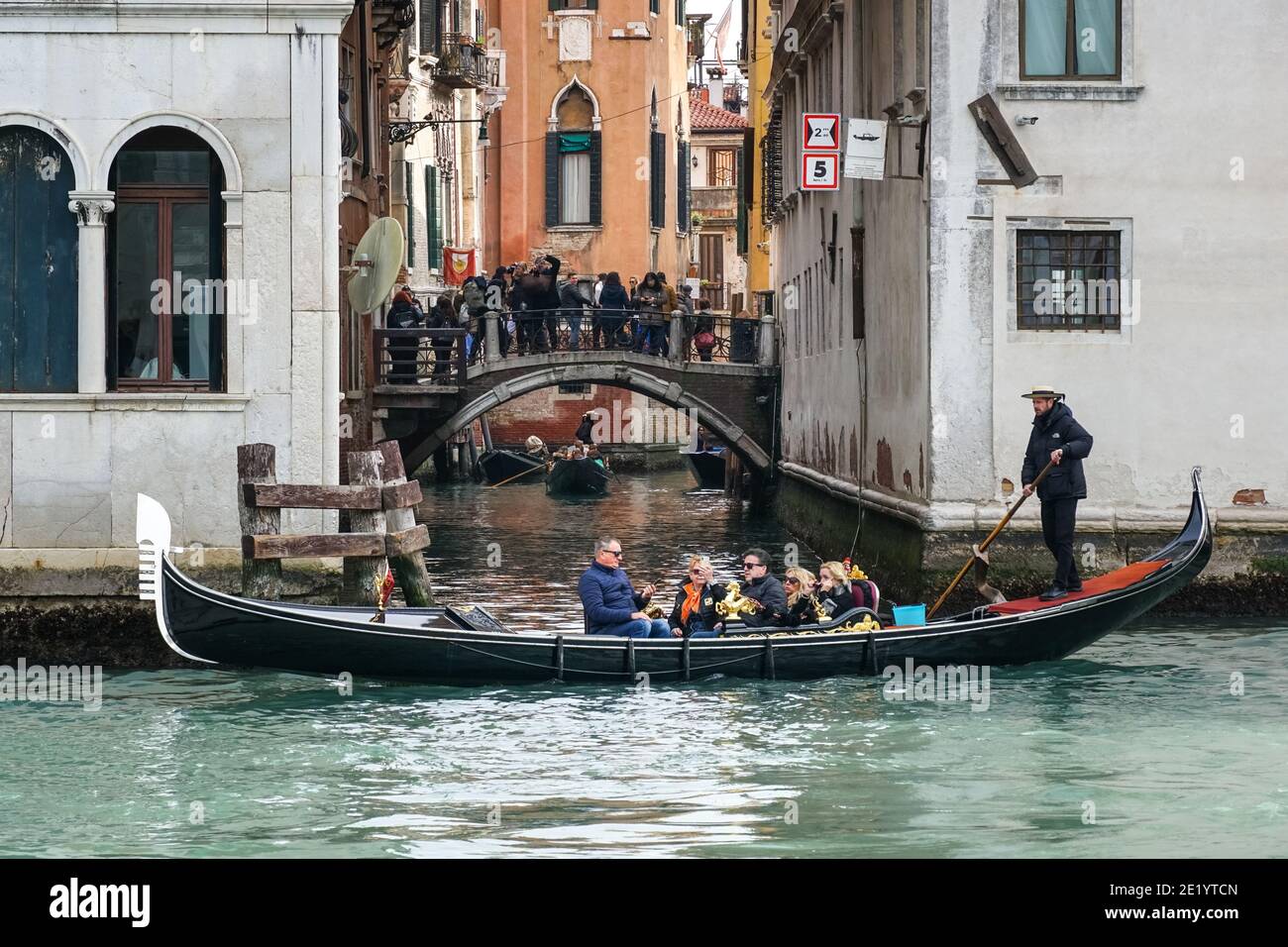 Traditionelle venezianische Gondel, Gondeln mit Touristen auf dem Canal Grande in Venedig, Italien Stockfoto