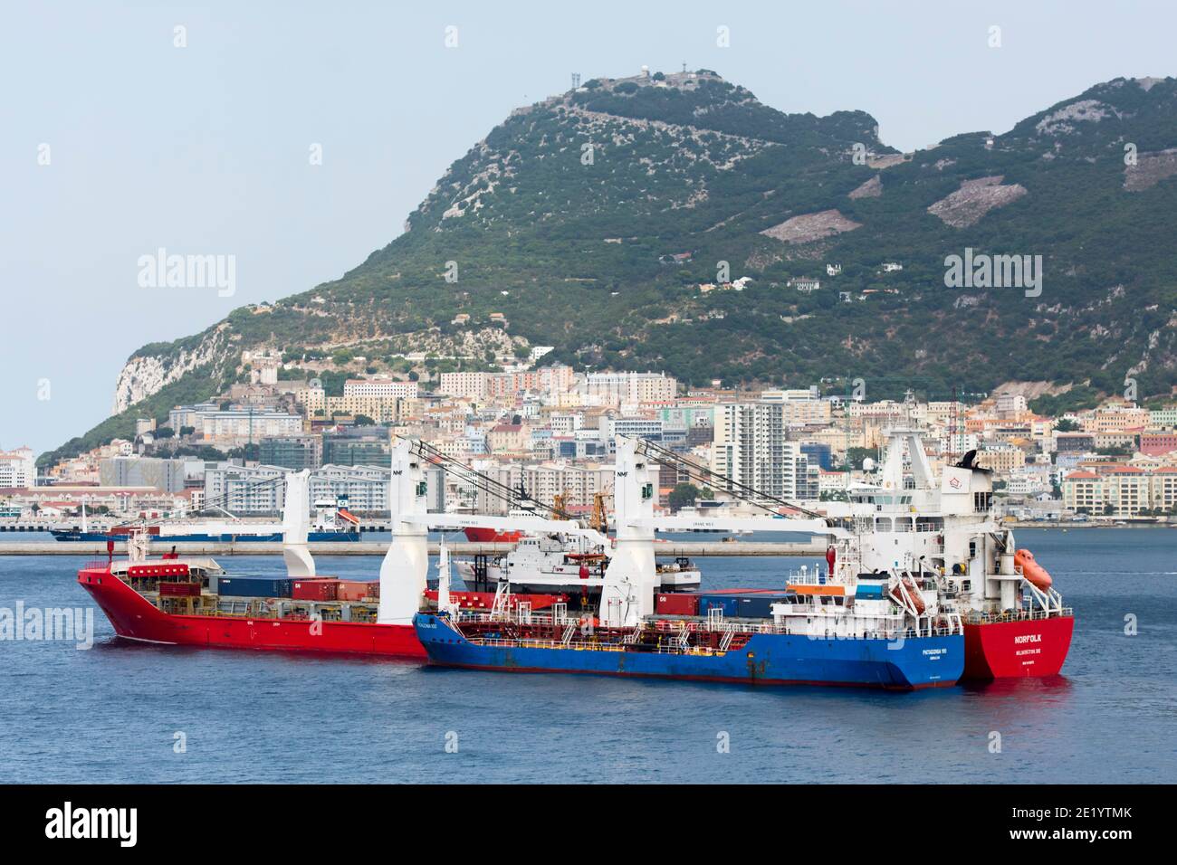 Boote im Wasser vor Gibraltar. Stockfoto