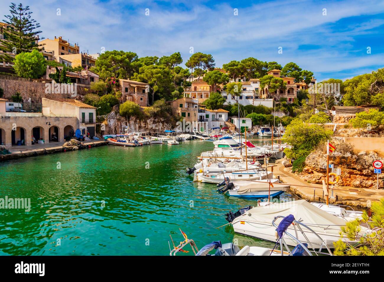 Panoramablick auf die Bucht und den Yachthafen von Cala Figuera auf Mallorca in Spanien. Stockfoto