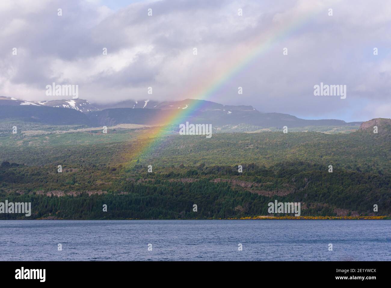 Regenbogenblick über die Anden im Los Alerces Nationalpark, Patagonien, Argentinien Stockfoto