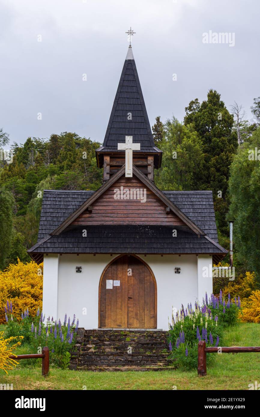 Virgen del Lago Kapelle während der Frühjahrssaison im Los Alerces Nationalpark während der Wintersaison in Esquel, Patagonien, Argentinien Stockfoto