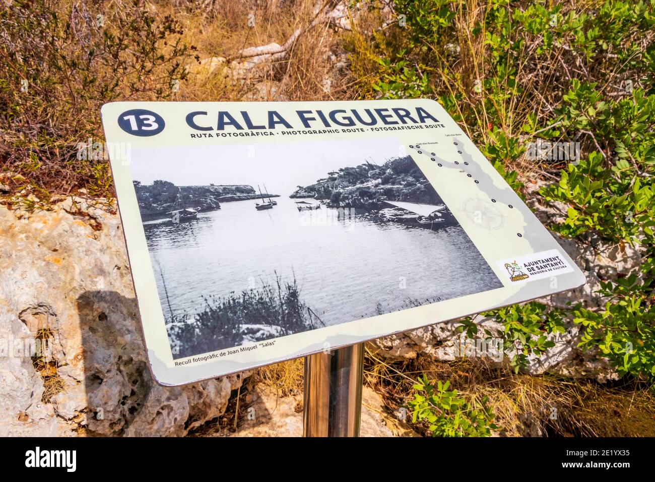 Fotografische Route Zeichen Calo Busques Boira in Cala Figuera Mallorca Spanien. Stockfoto