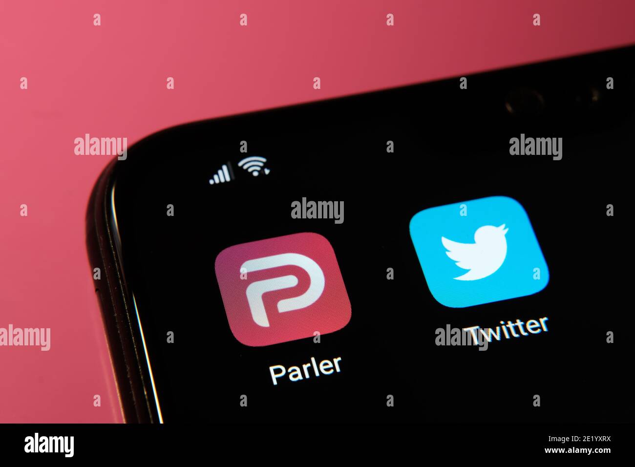Parler App auf dem Bildschirm des Smartphones gesehen. Parler ist ein neues Social Media in Google Play und App Store verboten. Stafford, Großbritannien, November 10 2020 Stockfoto