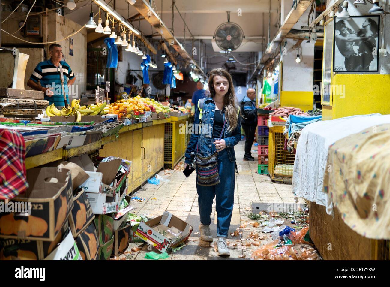 Haifa, Israel - 24. November 2019. Teenager Mädchen auf dem Agrarmarkt am Abend kurz vor Schließung Stockfoto