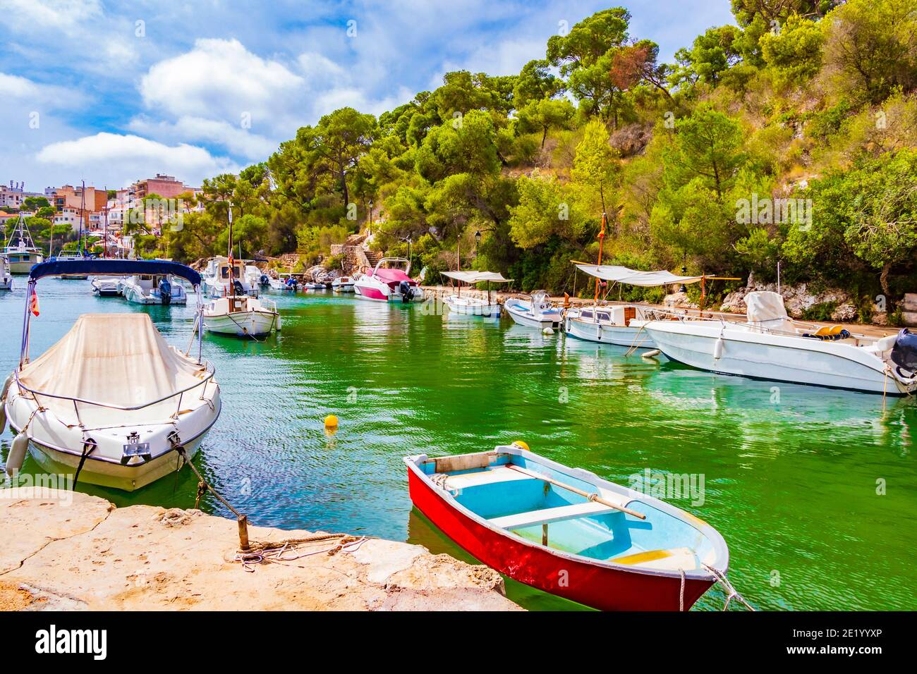 Panoramablick auf die Bucht und den Yachthafen von Cala Figuera auf Mallorca in Spanien. Stockfoto