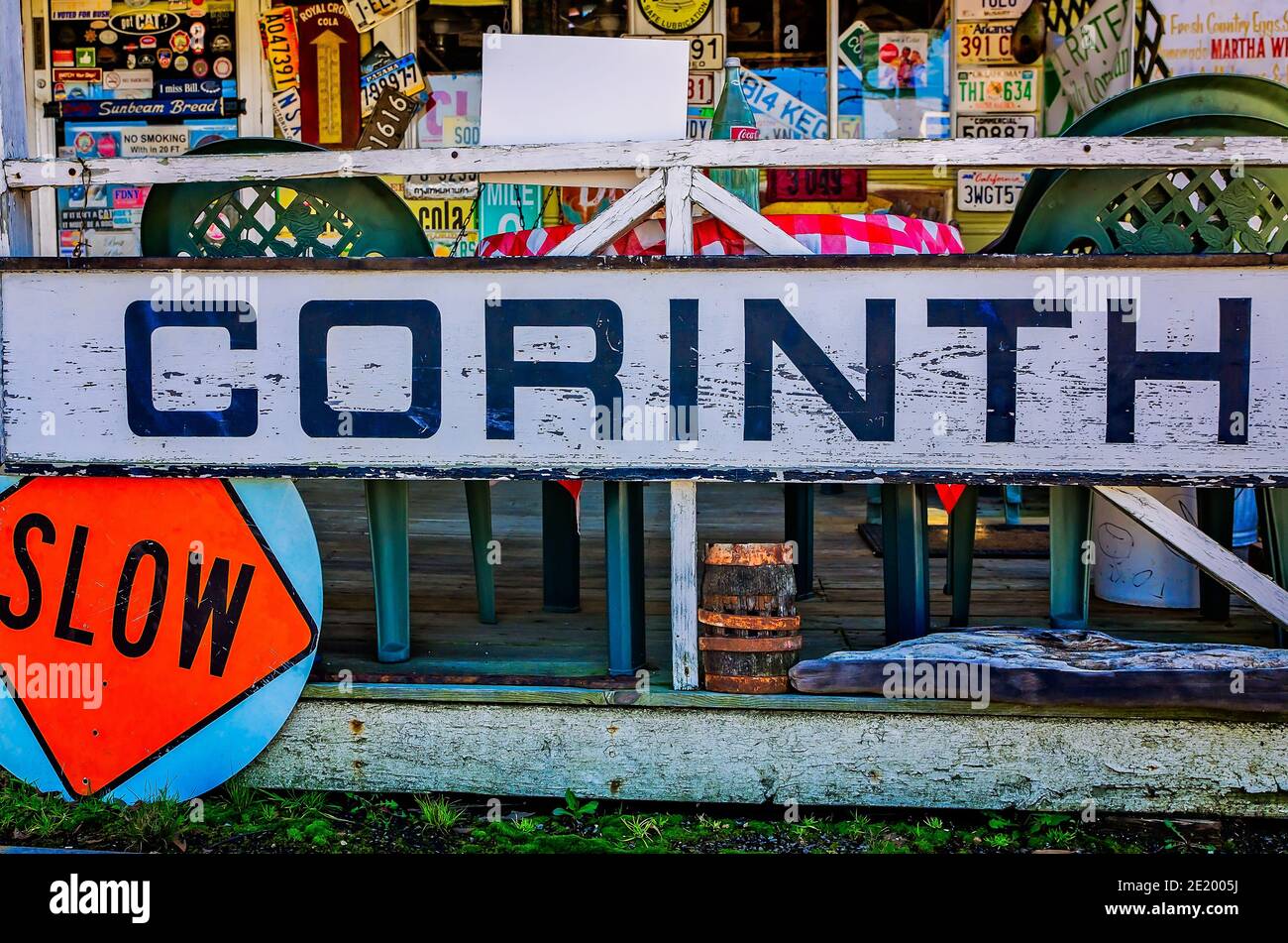 Ein Korinth-Zeichen wird am Abes Grill in Korinth, Mississippi am 26. Februar 2012 angezeigt. Das Restaurant am Straßenrand ist seit 1974 in Familienbesitz und wird betrieben. Stockfoto