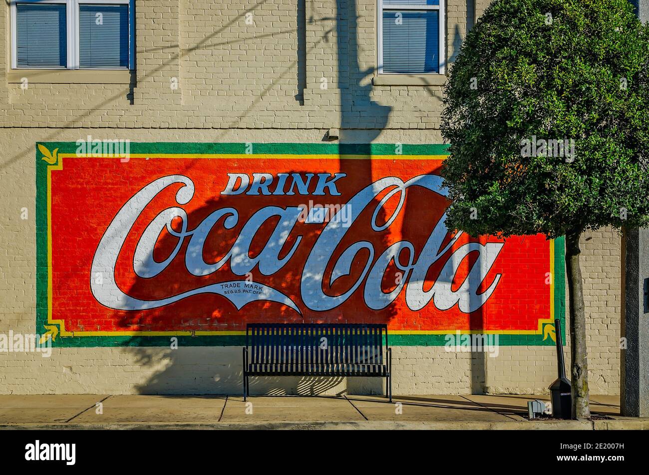 Ein Coca-Cola Wandbild schmückt die Wand eines Unternehmens, wenn die Sonne in der Innenstadt von Korinth, Mississippi untergeht. Corinth Coca-Cola Bottleworks wurde 1907 gegründet. Stockfoto