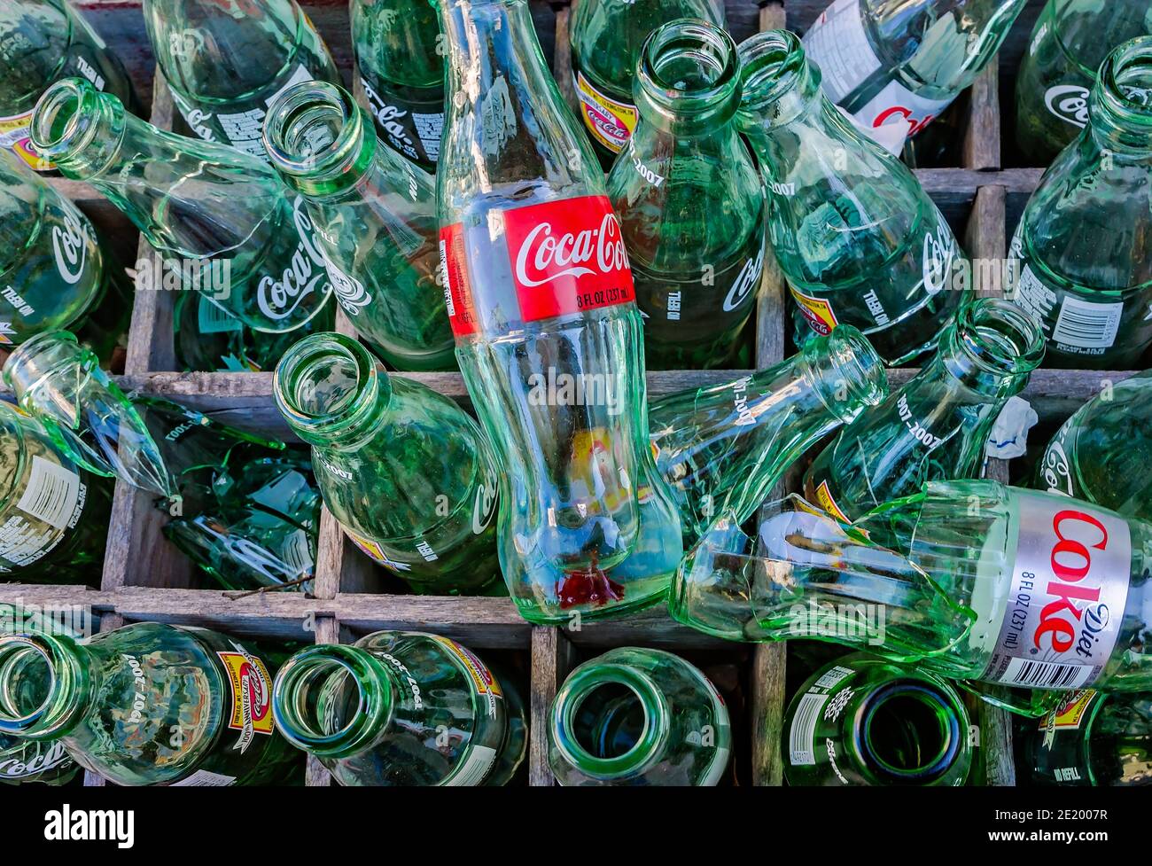 Vintage Coca-Cola Flaschen sitzen in einer antiken Dr. Pepper Box, 26. Februar 2012, in Korinth, Mississippi. Stockfoto