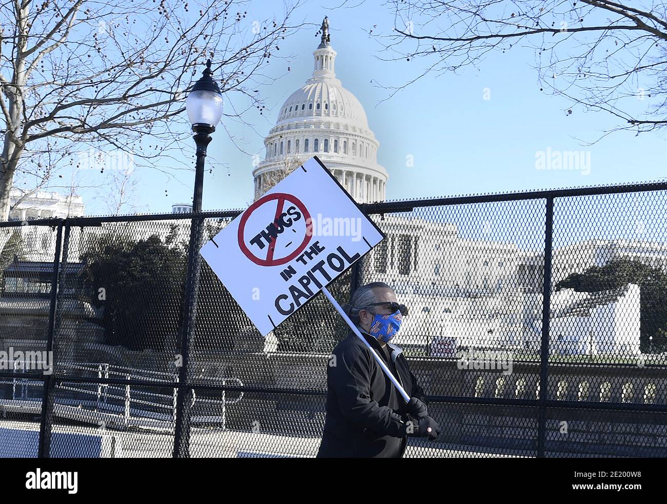 Washington, Usa. Januar 2021. Bill Zawaki aus Portland, Oregon, trägt ein Schild "NO THUGS" auf dem Gelände des US-Kapitols nach den jüngsten Unruhen am Sonntag, 10. Januar 2021 in Washington, DC. Die Sicherheit ist Teil eines gefesterten Schutzes in den Tagen vor der Amtseinführung des designierten Präsidenten Joe Biden und des designierten Vizepräsidenten Kamala Harris im Januar 20. Foto von Mike Theiler/UPI Kredit: UPI/Alamy Live Nachrichten Stockfoto