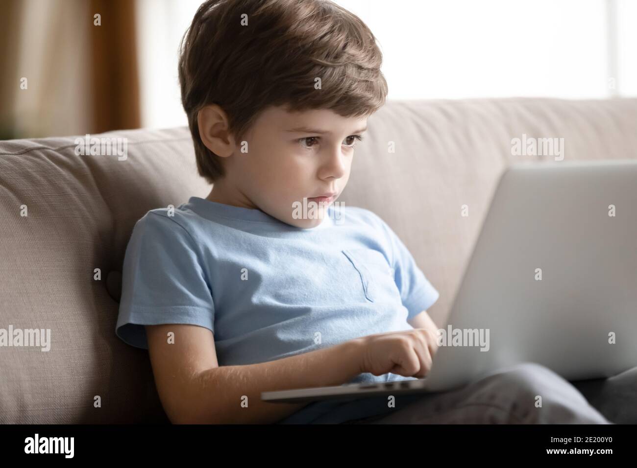 Smart kleiner Junge verwenden Laptop zu Hause Stockfoto