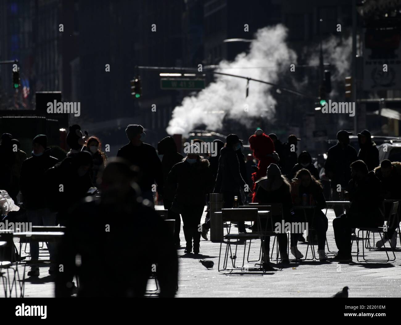 New York, Usa. Januar 2021. Fußgänger gehen am Sonntag, 10. Januar 2021, an einer Dampfleitung nahe dem Times Square in New York City vorbei. Foto von John Angelillo/UPI Kredit: UPI/Alamy Live Nachrichten Stockfoto