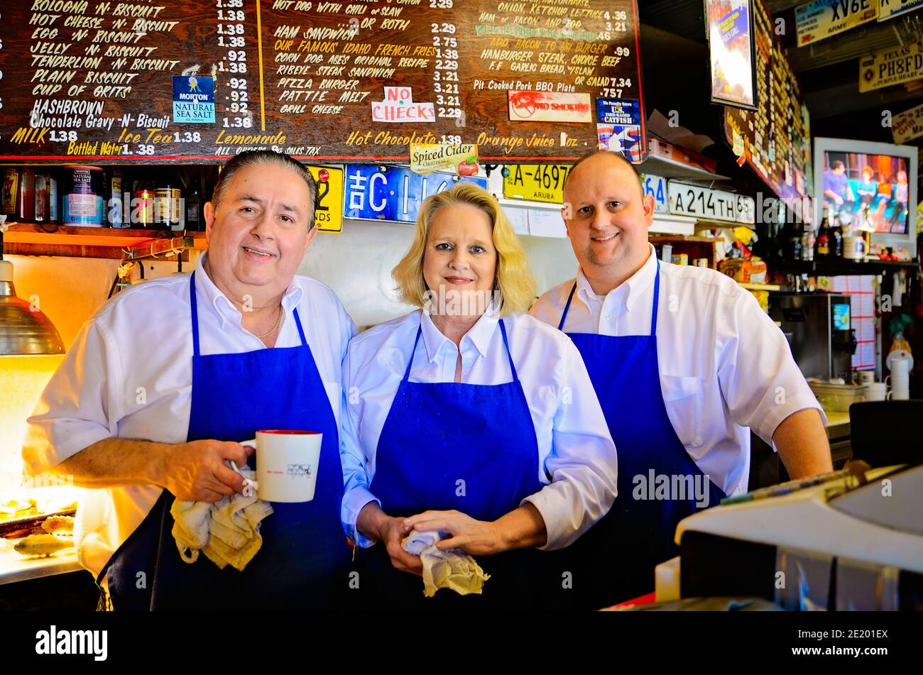 ABE Whitfield, Terri Whitfield und Ryan Whitfield posieren für ein Bild in Abes Grill, 5. März 2012, in Korinth, Mississippi. Stockfoto