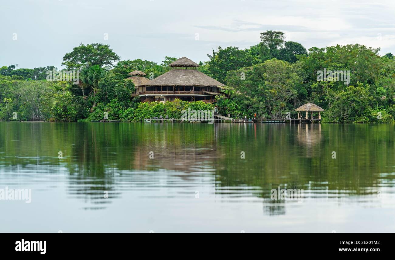 Amazonas Regenwald Lodge Reflexion. Amazonas-Fluss Zuflüsse in Suriname, (Französisch) Guyana, Venezuela, Kolumbien, Peru, Bolivien, Brasilien, Ecuador. Stockfoto