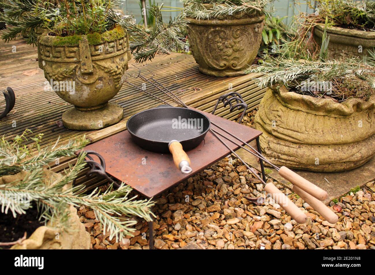 Camping Lebensmittelherstellung. Leere rustikale Eisenpfanne. Stockfoto