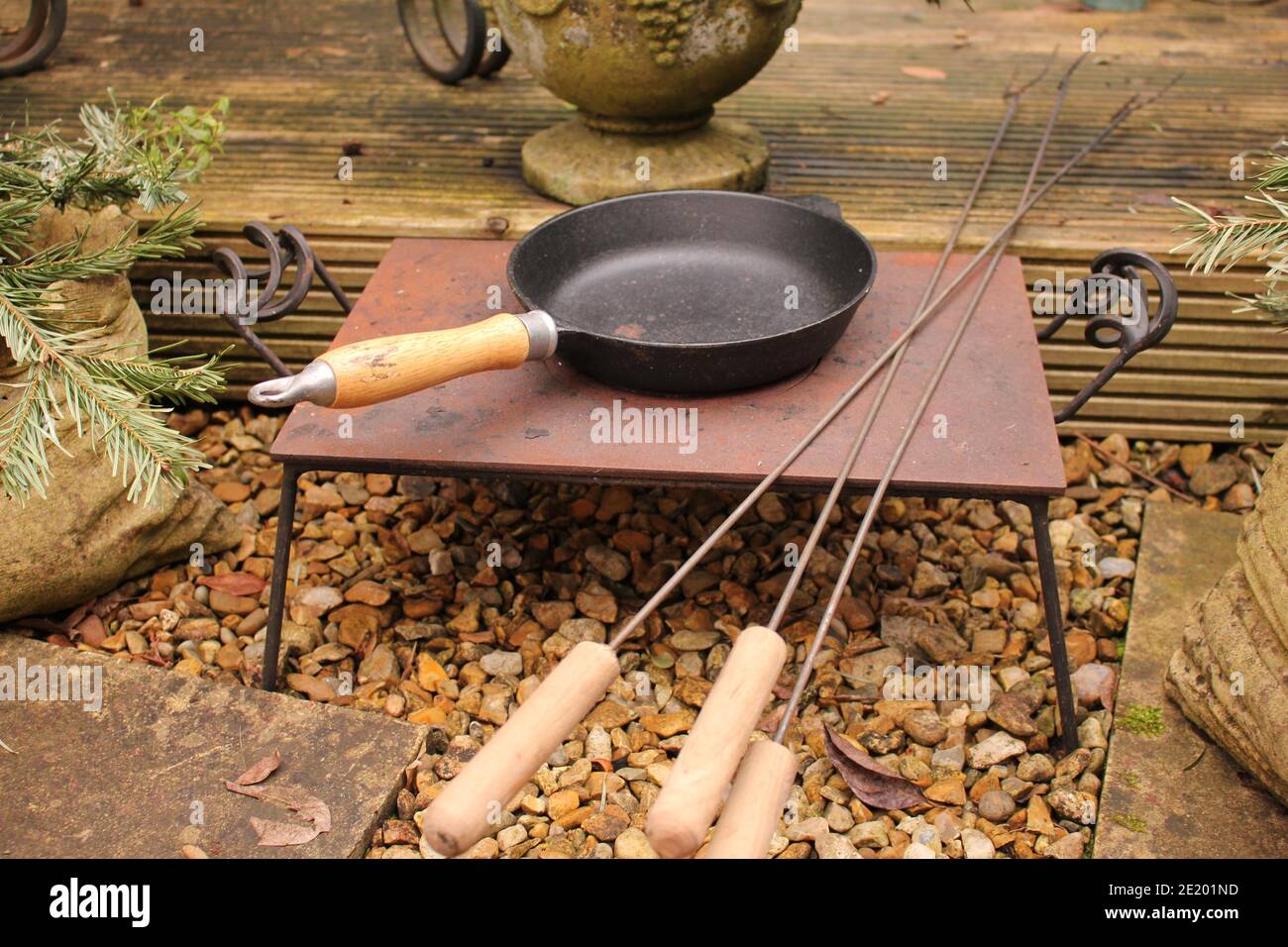 Camping Lebensmittelherstellung. Leere rustikale Eisenpfanne. Stockfoto