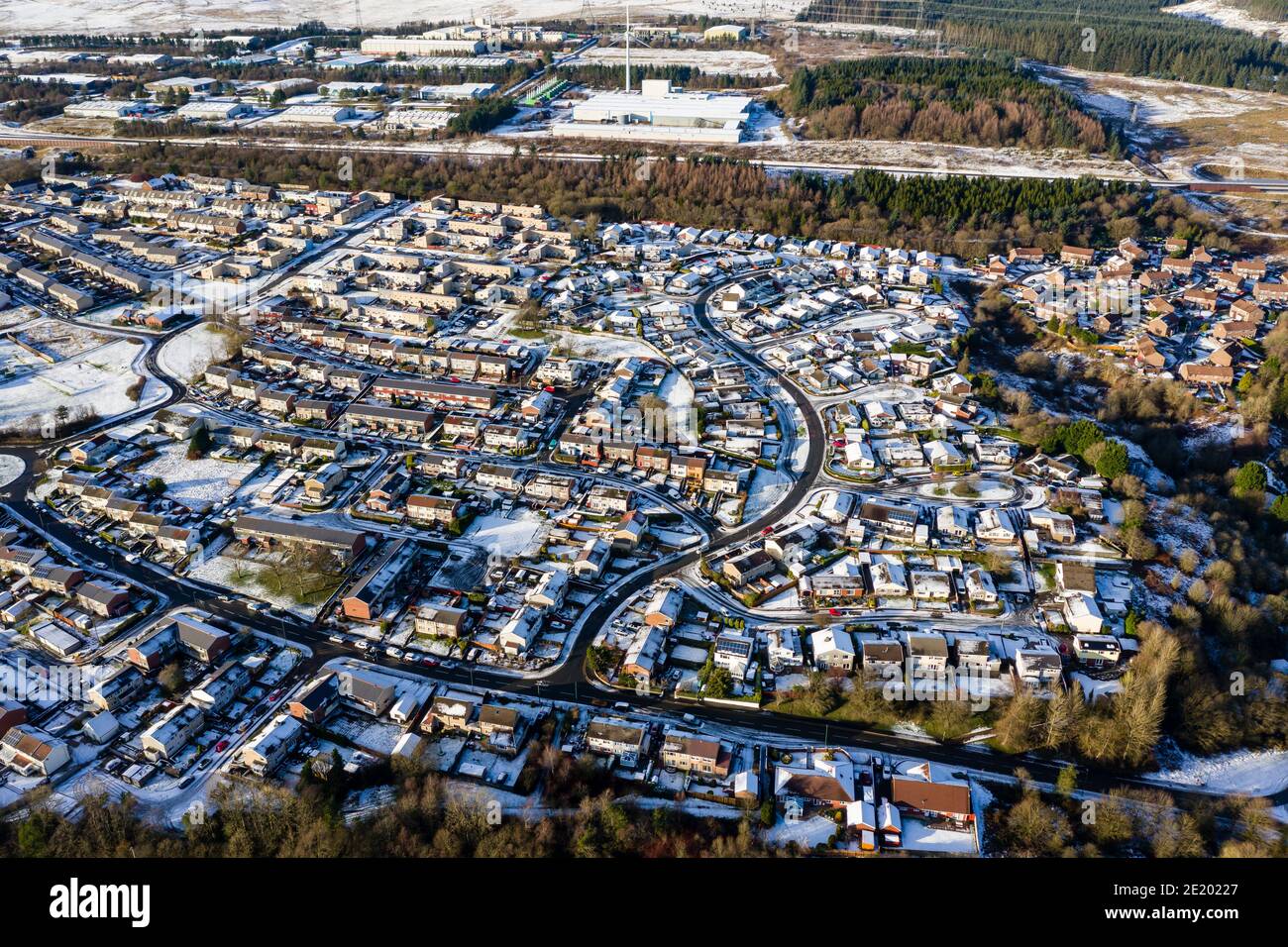 Luftaufnahme von verschneiten Häusern und Straßen in einer kleinen Stadt (Ebbw Vale, Wales, UK) Stockfoto