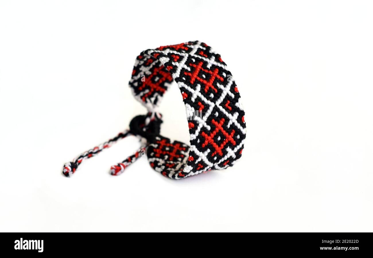 Selektive Fokus von gewebten DIY Freundschaft Armband handgemachte Stickerei hellen Faden mit Knoten isoliert auf weißem Hintergrund. boho-Muster Stockfoto