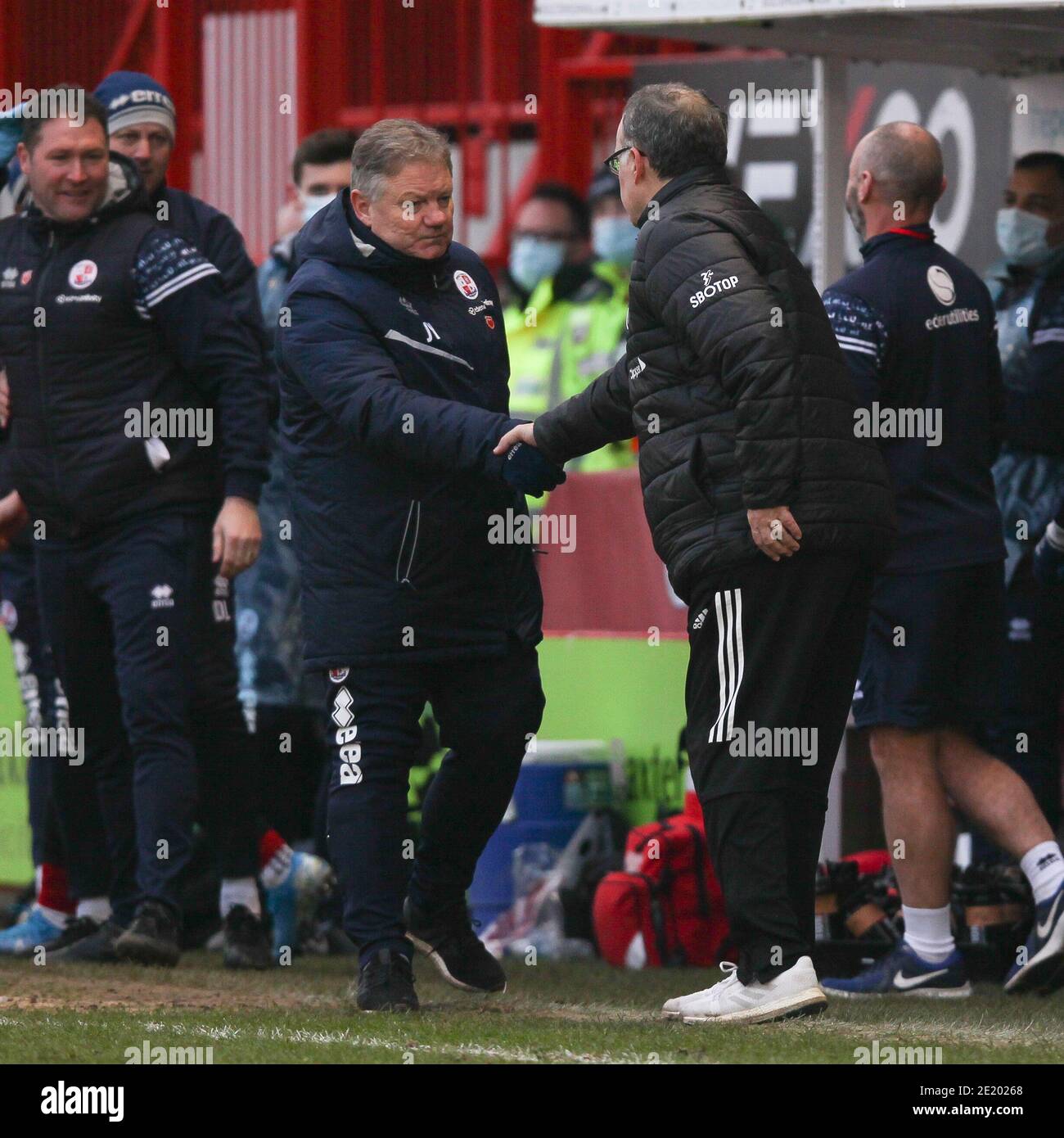 Crawley, Großbritannien. Januar 2021. Crawley Town Manager John Yems und Leeds United Manager Marcelo Bielsa geben sich am Ende des Spiels während des FA Cup 3rd Round Matches zwischen Crawley Town und Leeds United am 10. Januar 2021 im Peoples Pension Stadium, Crawley, England, die Hände. Foto von Ken Sparks. Nur redaktionelle Verwendung, Lizenz für kommerzielle Nutzung erforderlich. Keine Verwendung bei Wetten, Spielen oder Veröffentlichungen einzelner Vereine/Vereine/Spieler. Kredit: UK Sports Pics Ltd/Alamy Live Nachrichten Stockfoto