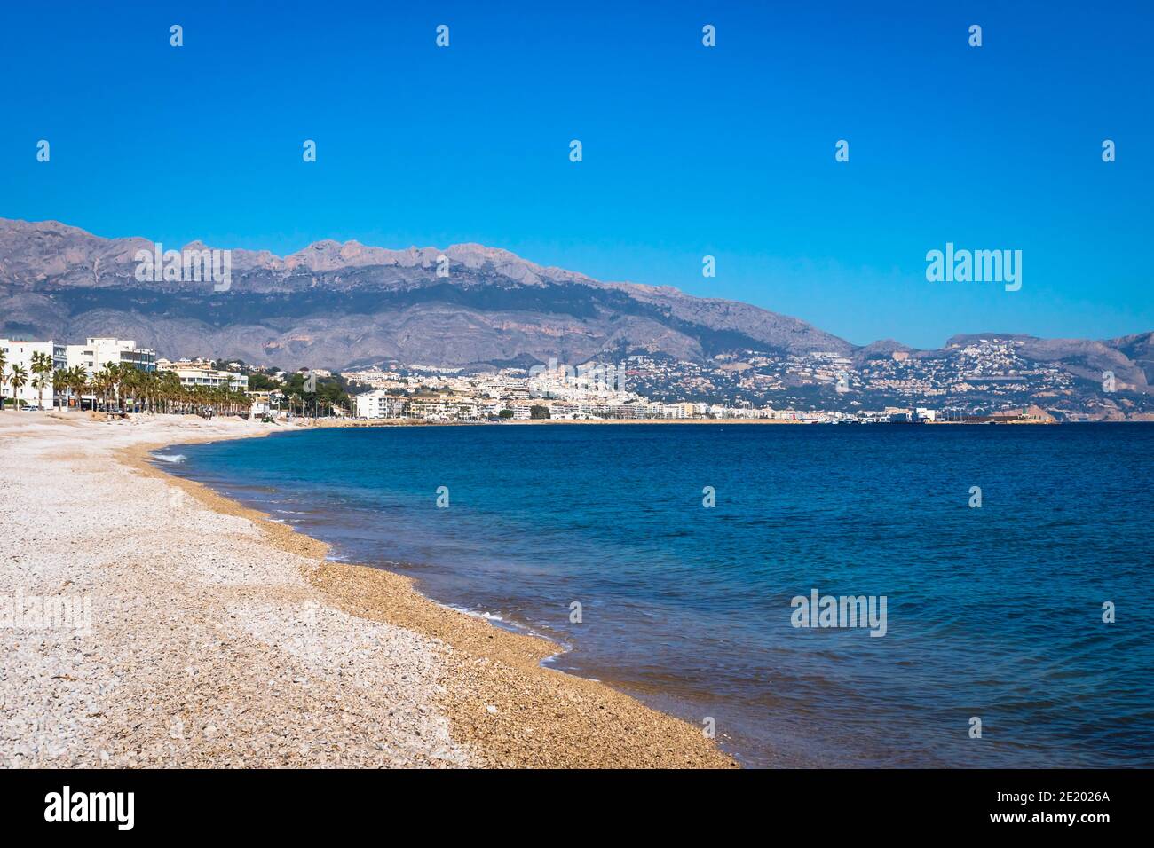 Steinstrand am Mittelmeer mit Blick auf Altea von Albir, Costa Blanca, Spanien Stockfoto