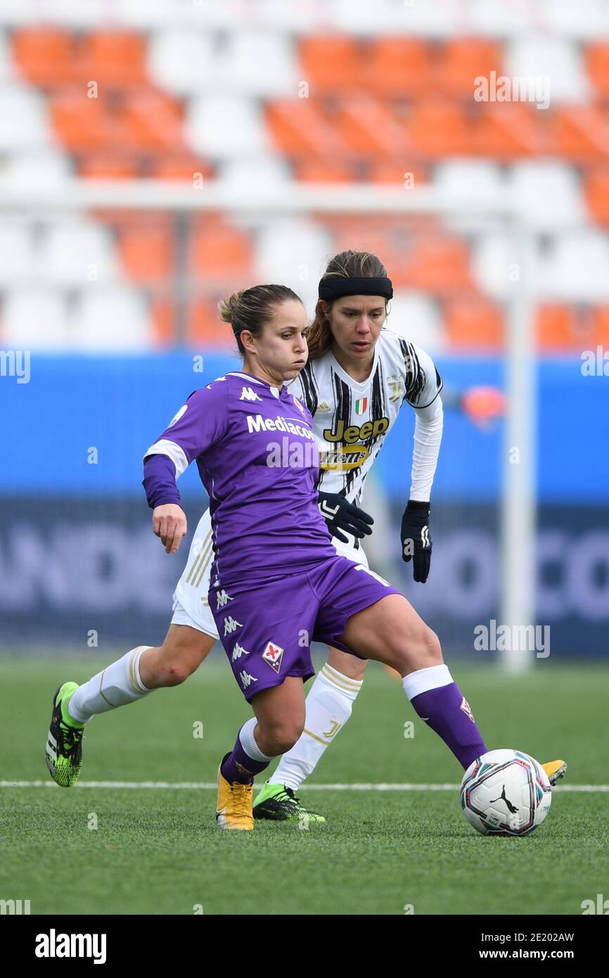 Tatiana Bonetti (Fiorentina Femminile)Sofie Junge Pedersen (Juventus Women) beim italienischen Supercup-Spiel "erie A Women" zwischen Juventus Women 2-0 Fiorentina Women im Aldo Gastaldi Stadiumon 10. Januar 2021 in Chiavari, Italien. Quelle: Maurizio Borsari/AFLO/Alamy Live News Stockfoto