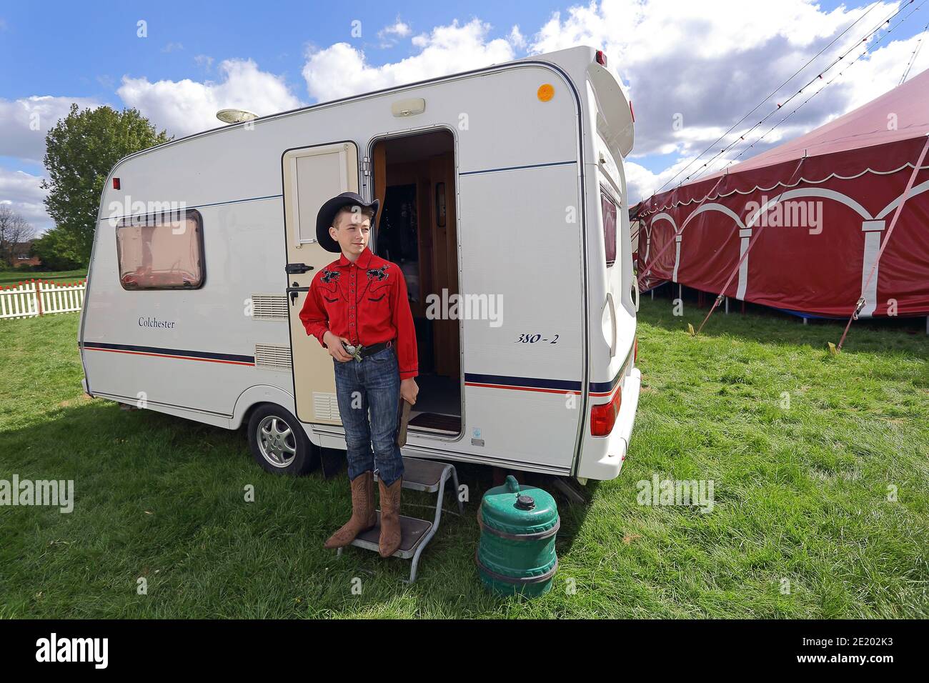 Großbritannien / Newport Pagnell /Pinders Circus / Edward Pinder 11-jähriger Messerwerfer steht vor seinem kleinen Wohnwagen. Stockfoto