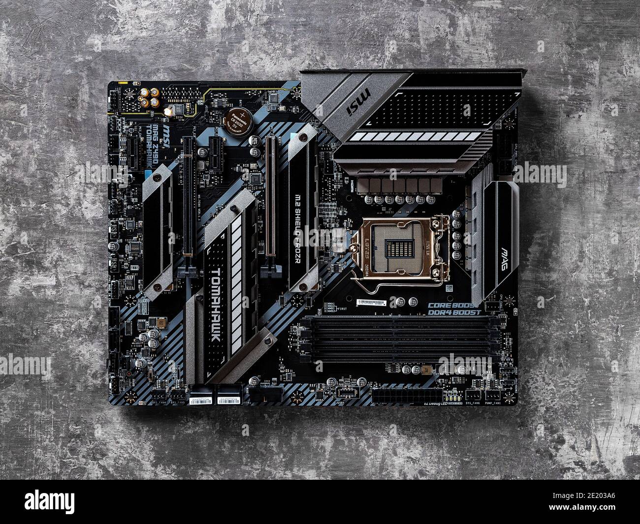 Varna, Bulgarien, 09. Januar 2021. MSI mag Z490 TOMAHAWK Gaming-Mainboard auf dunklem Hintergrund. Moderne Hardware-Komponenten für Desktop-PCs. Stockfoto