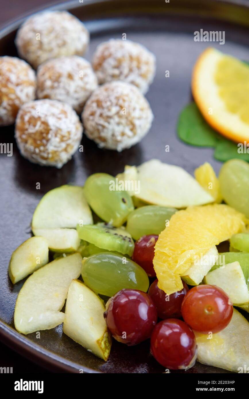 Obstsalat mit tropischen Früchten, 45 Grad Winkel, Nahaufnahme Stockfoto