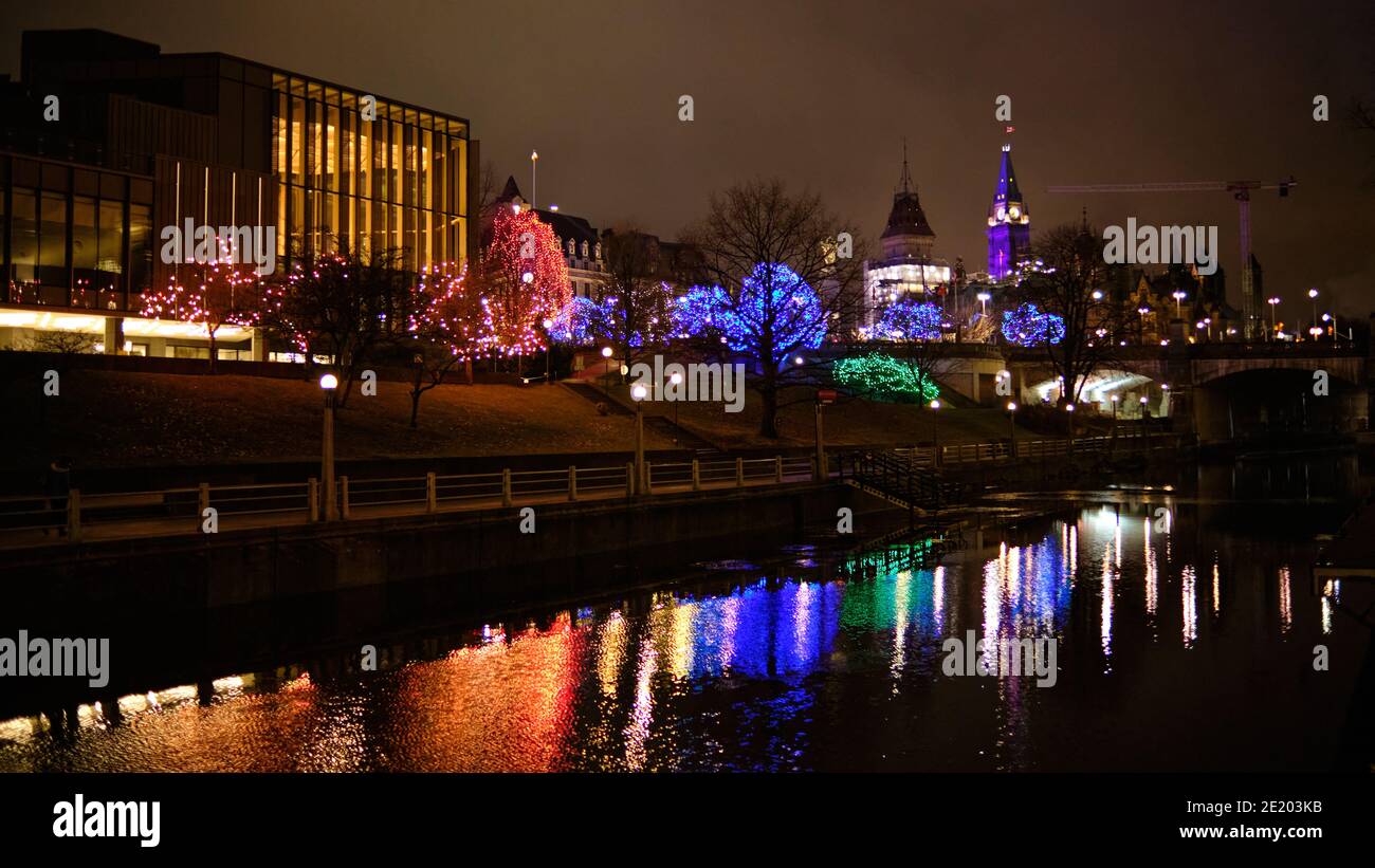 Beleuchtet Weihnachtslichter entlang des Kanals mit parlament im Hintergrund, Ottawa Stockfoto