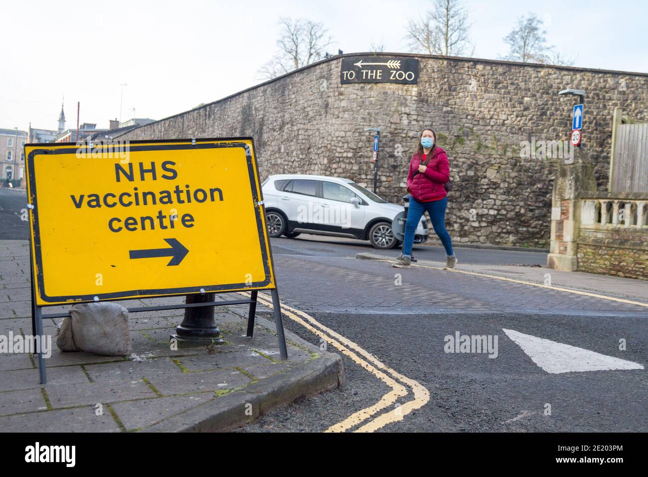 NHS Covid Impfzentrum bristol Zoo Straßenschild Stockfoto