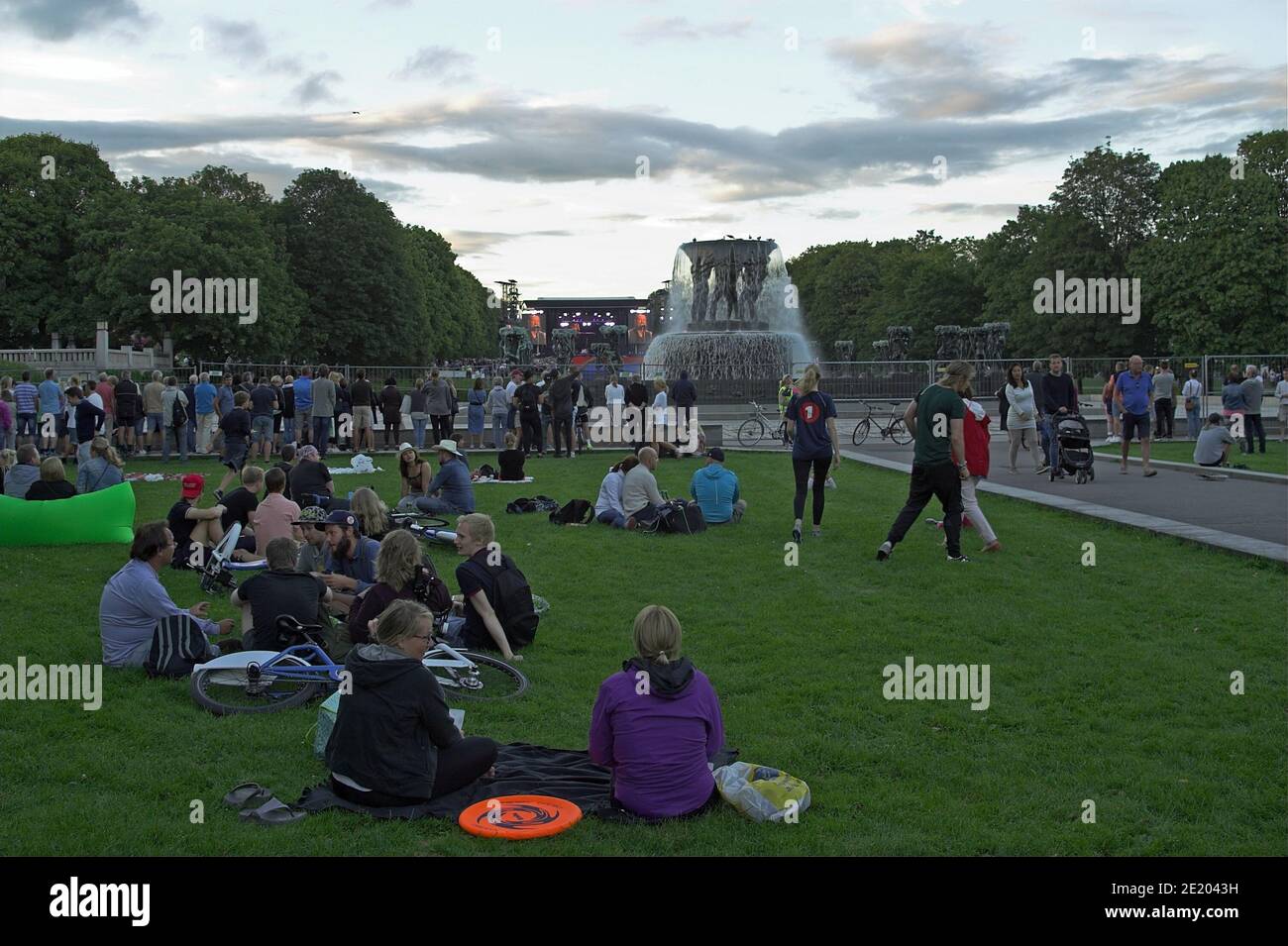 Oslo, Norwegen, Norwegen; Frogner Park; Frognerpark; Leute, die im Park auf dem Gras sitzen. Leute, die auf dem Gras im Park sitzen. Ludzie na trawie Stockfoto