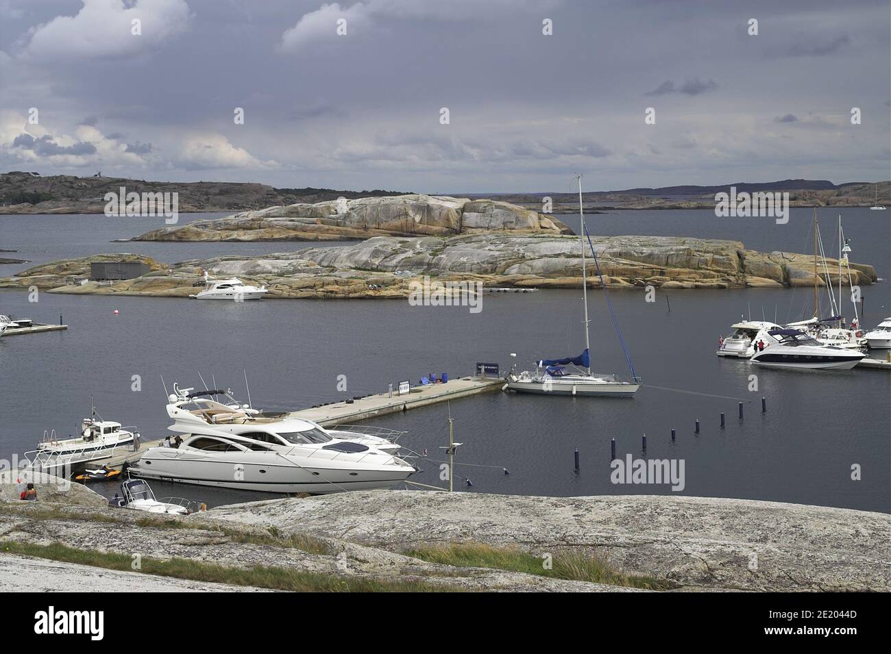 Verdens Ende; Norwegen, Norwegen; kleine Inseln und Felsen im Meer. Meereslandschaft mit Felsformationen. Kleine Inseln und Felsen im Meer. Seelandschaft Stockfoto