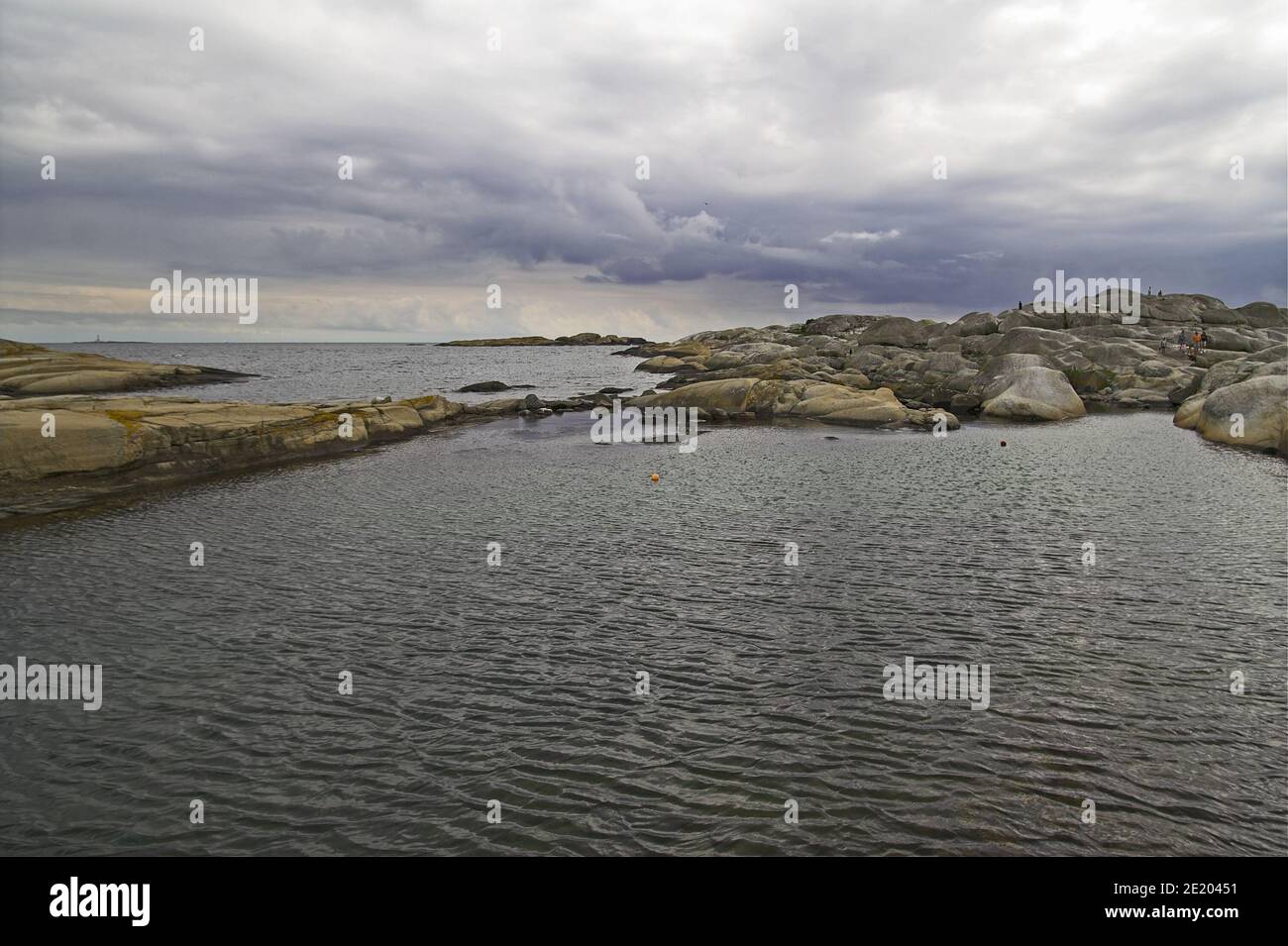 Verdens Ende; Norwegen, Norwegen; kleine Inseln und Felsen im Meer. Meereslandschaft mit Felsformationen. Kleine Inseln und Felsen im Meer. Seelandschaft Stockfoto