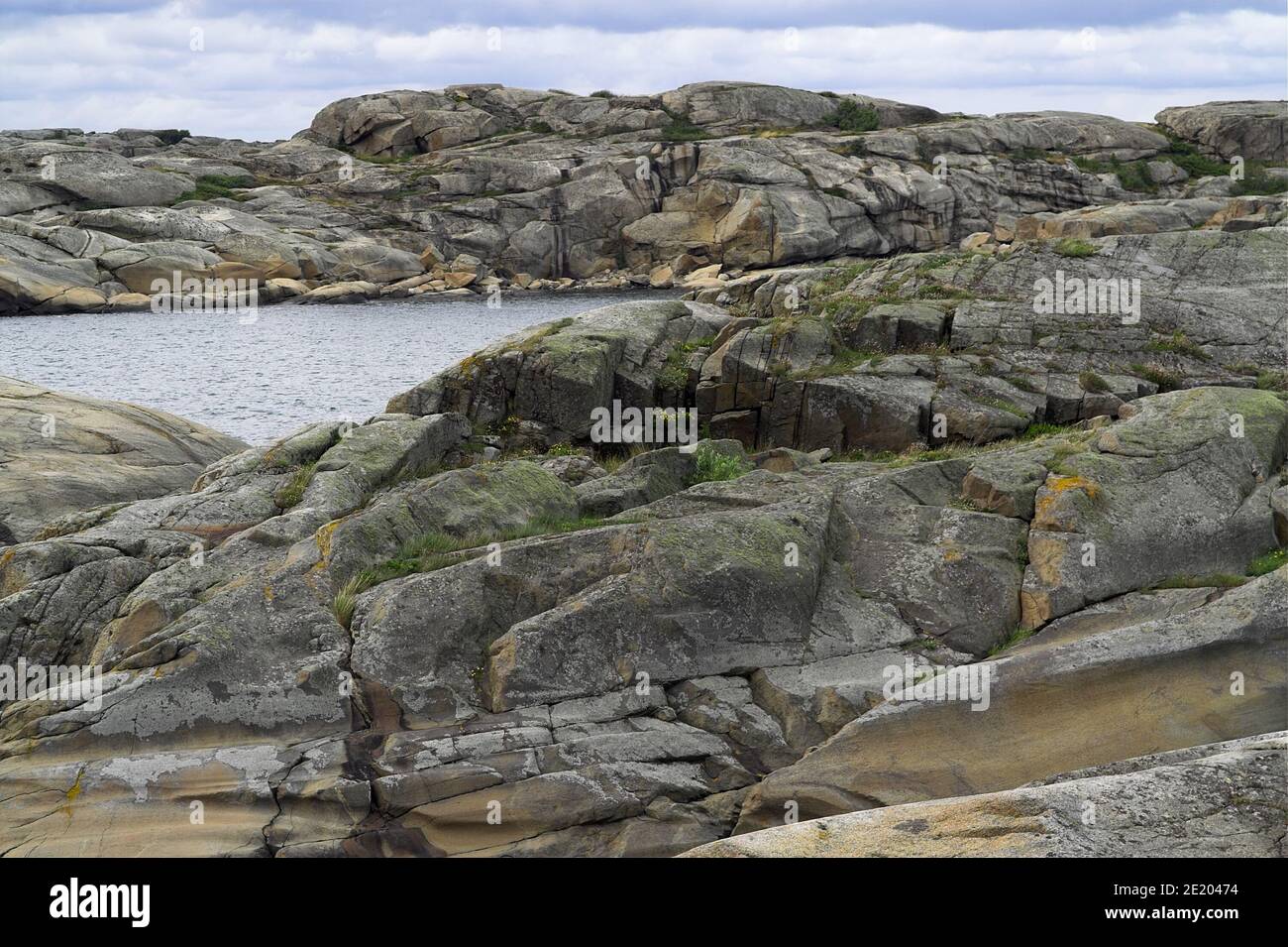 Verdens Ende; Norwegen, Norwegen; kleine Inseln und Felsen im Meer. Meereslandschaft mit Felsformationen. Kleine Inseln und Felsen im Meer. Seelandschaft Stockfoto