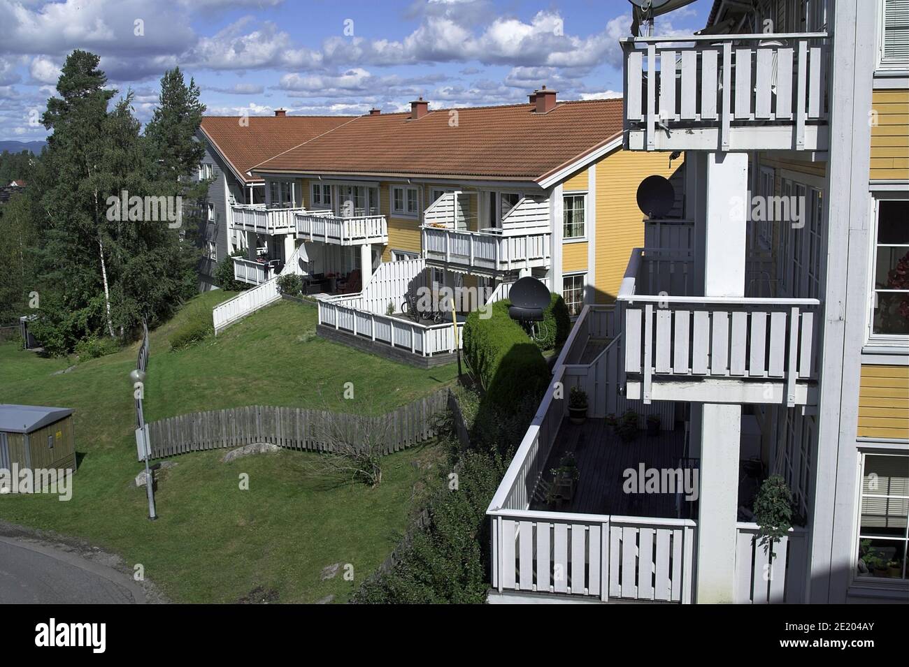 Oslo, Norwegen, Norwegen; EINE Wohnsiedlung - Holzterrassenhäuser. Eine Wohnsiedlung - Reihenhäuser aus Holz. Urbanización - Casas de madera. Stockfoto