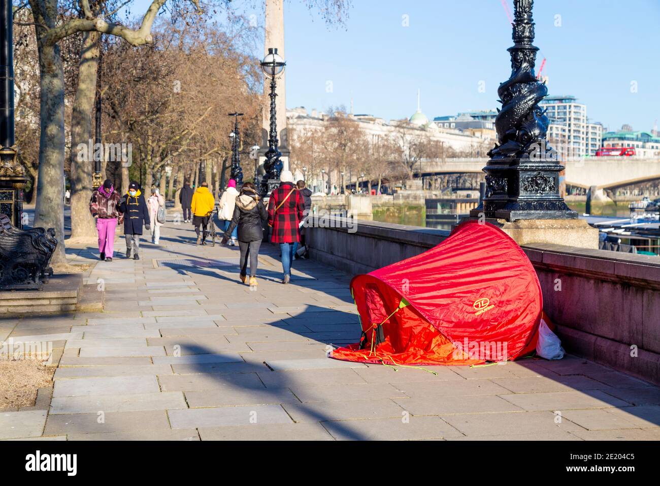 9. Januar 2021 - London, Großbritannien, Zelt einer Obdachlosen am Victoria Embankment und Menschen auf Spaziergängen an einem sonnigen Wochenende während der 3. Coronavirus Pandemiesperre Stockfoto