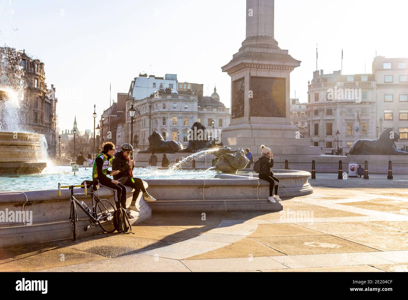 9. Januar 2021 - London, Großbritannien, Radfahrer und Menschen besuchen Trafalgar Square an einem sonnigen Wochenende während der 3. Coronavirus Pandemiesperre Stockfoto