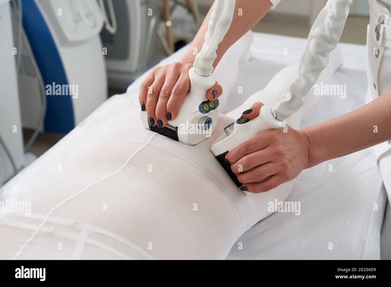 Schöne Frau bekommen Schönheit Cellulite Therapie mit LPG-Maschine Stockfoto