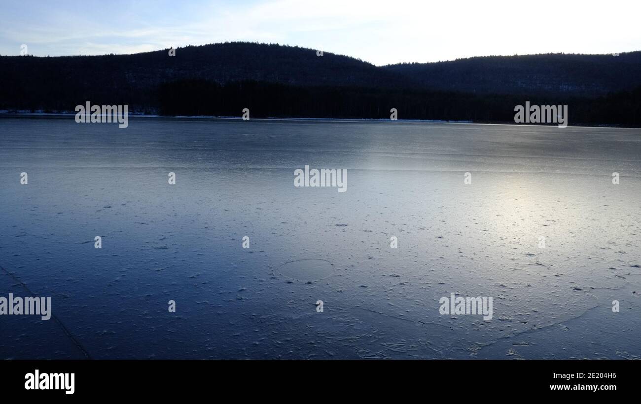 Der eisbedeckte Cooper Lake, Lake Hill in der Stadt Woodstock, Ulster County, New York, ist der größte natürliche See in den Catskill Mountains Stockfoto