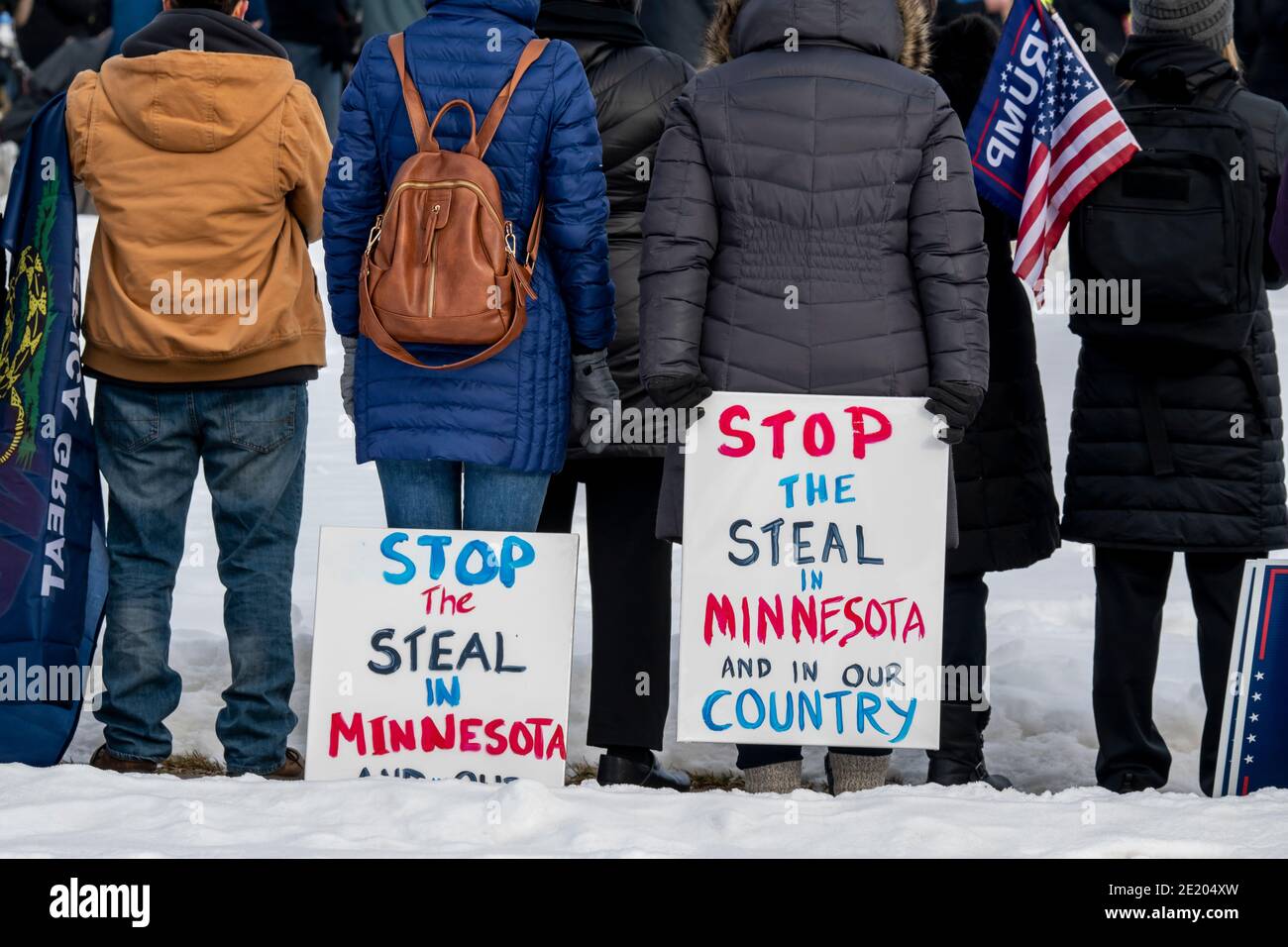 St. Paul, Minnesota. Staatliche Kapitol. Donald Trump Anhänger versammelten sich, um gegen die Zertifizierung von Joe Biden als Sieger des Präsidenten zu protestieren Stockfoto