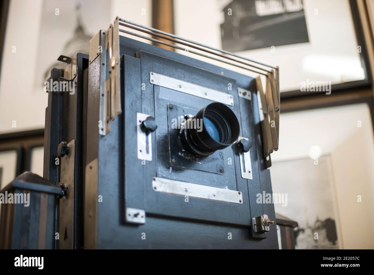Klassische Retro-Kamera aus Holz auf Stativ. Stockfoto