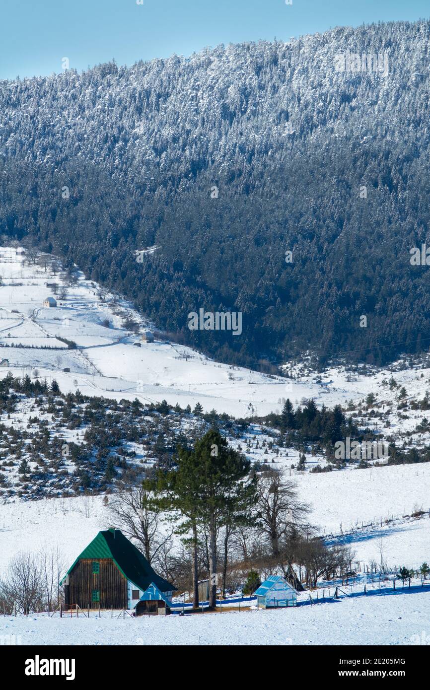 Alte Häuser im Winter (Kosanica, Montenegro) Stockfoto