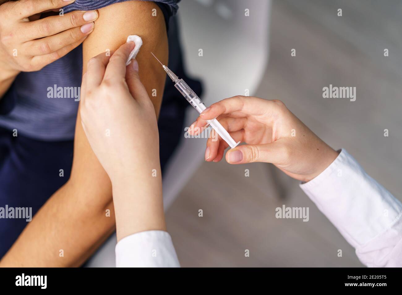 Impfung Gesundheitskonzept - Hände von Arzt oder Krankenschwester halten Eine Spritze und Ampulle, die einen Schuss Coronavirus vorbereiten Covid-19 hpv- oder Grippeimpfstoff für U Stockfoto
