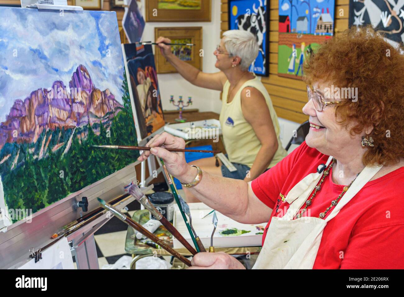 Alabama Northport Renaissance Gallery, ältere Frau weibliche Frauen Malerei Klasse Farben Staffelei, Stockfoto