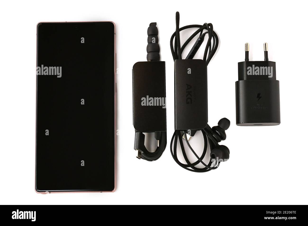 Surgut, Chanty-Mansiyskiy avtonomnyy okrug, Russland - 27. Dezember 2020: Samsung Galaxy Note 20 Smartphone Bronze. Set: Panel, USB-Kabel Typ C, Silikon-Kopfhörer, kabelgebundenes Headset, Netzteil. Stockfoto